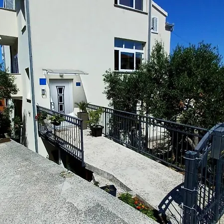 Nives Trogir